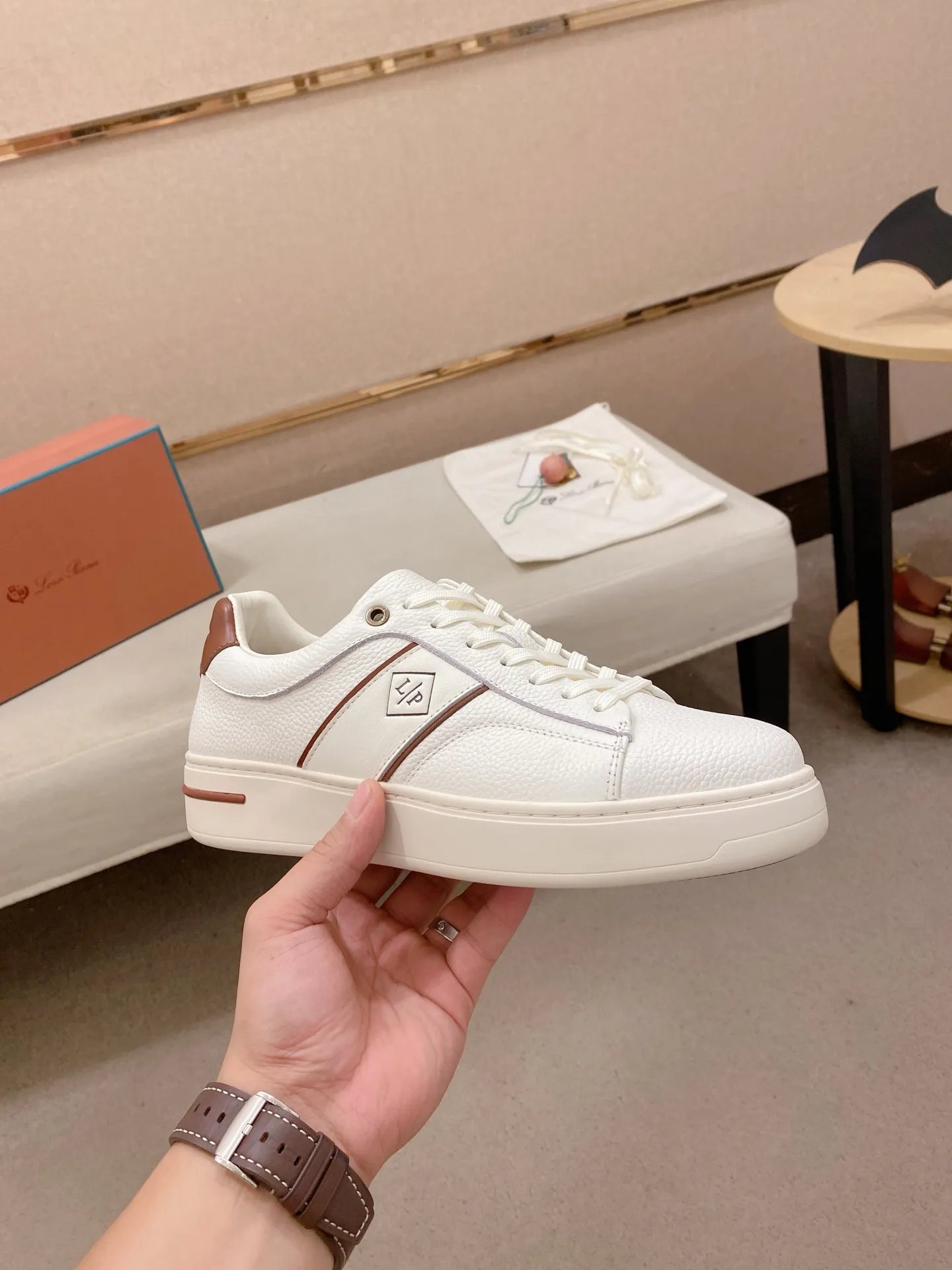 Men's shoes💰: 580💰🔥𝐥𝐨𝐫𝐨 𝐏𝐢𝐚𝐧𝐚 lp classic loafers, an Italian treasure brand, the only brand that can match Hermès! Only after wearing it do we realize that we can’t live up to our feet. The upper is made of imported first-layer cowhide with breathable fly-knit fabric, water-dyed cowhide foot pads, and the official original glass rubber outsole and pendant. Exclusive original packaging (tag ➕ brand paper ➕ outer box ➕ hand bag) code number: 38-44. Can be customized 45-46